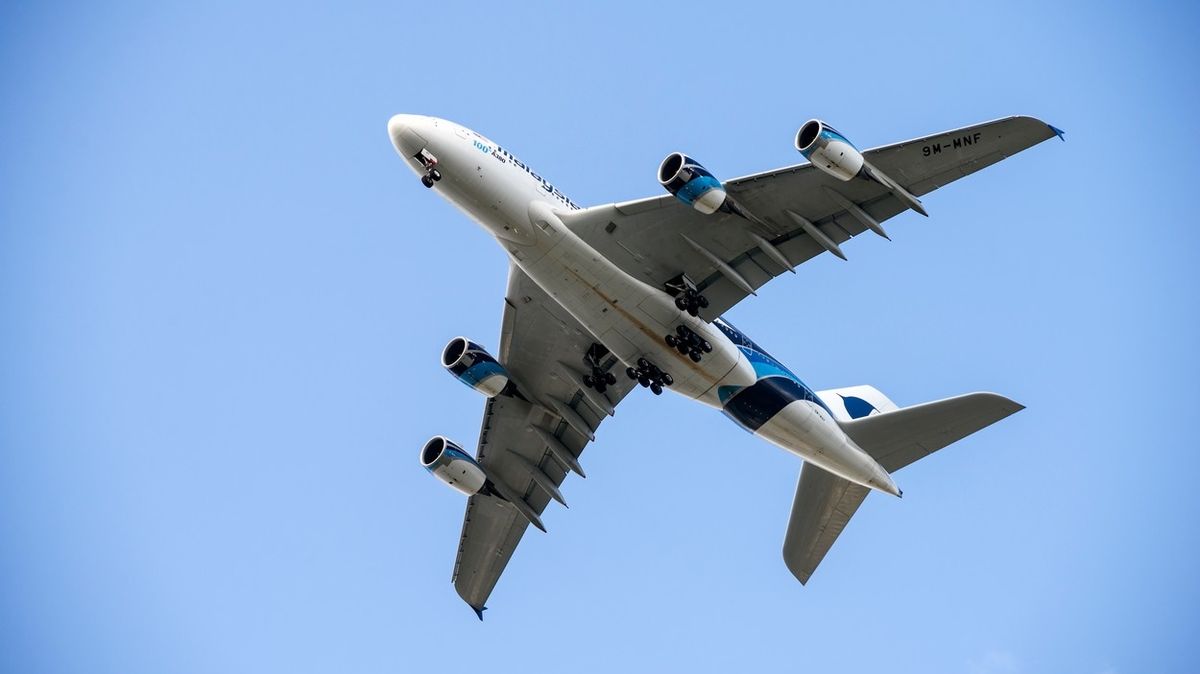 Der letzte produzierte Airbus A380 hob ab.  Er kreiste sein Herz am Himmel ein